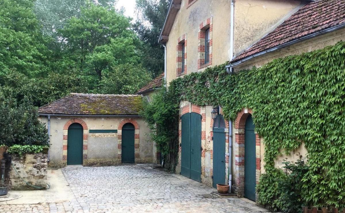 Cottages De Chateau De Vaux Yvre-l'Eveque Exterior photo